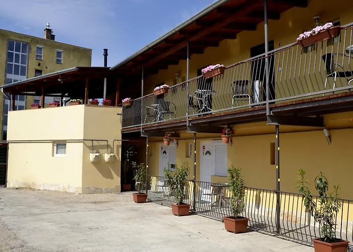 Zsofia Panzio בית הארחה